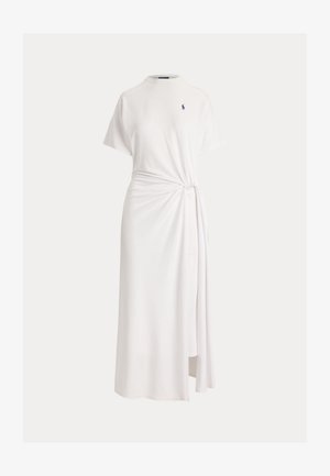 Biała sukienka midi z krótkim rękawem, okrągłym dekoltem, detalem z węzłem po boku oraz małym granatowym haftowanym logo na piersi.