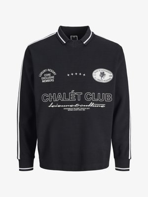 Μαύρο πόλο με μακριά μανίκια και λευκή διακόσμηση στα μανίκια και το γιακά, με λευκά γράμματα και λογότυπα που περιλαμβάνουν το "Chalét Club" και διακοσμητικά αστέρια.