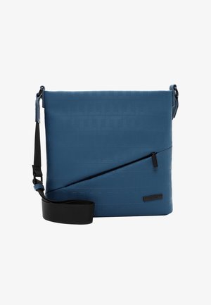 Bolso bandolera azul con patrón en relieve, bolsillo diagonal con cremallera en la parte frontal, correa negra ajustable y pequeña placa metálica rectangular con el logo.