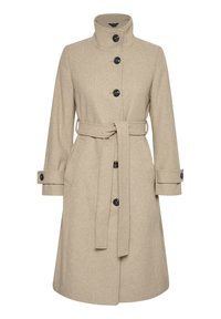 Cappotto di lana beige con colletto alto, quattro bottoni neri e cintura in tessuto. Ha tasche laterali e polsini con bottoni.