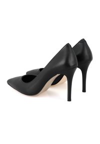 Zwarte leren hoge hakken met spitse neuzen, uitsparingen aan de zijkanten en een slanke, taps toelopende hak. Gladde textuur en minimale ontwerpdetaillering.