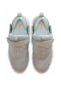 Αθλητικά παπούτσια σε ανοιχτό γκρι χρώμα με καπιτονέ σχέδιο, πλέγματα, αυτοκόλλητα λουράκια και πορτοκαλί λογότυπο σε μέint πράσινη σόλα.