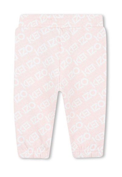 Lichtroze peuterbroek met een wit logo patroon over het geheel, elastische tailleband en gather bij de enkels. Zachte, rekbare stof.