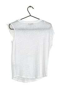 T-shirt blanc à manches courtes sur un cintre noir, fabriqué en tissu léger et légèrement texturé, avec un col rond et un ourlet arrondi.