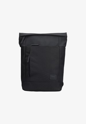 Schwarzer Rucksack aus strapazierfähigem Gewebe mit einem Reißverschluss oben und einer vorderen Tasche. Verfügt über ein elegantes Design, minimales Zubehör und strukturierte Akzente.
