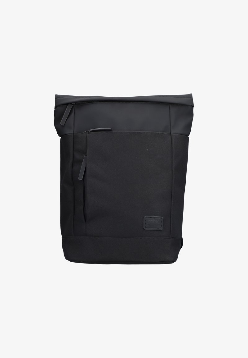 Sac à dos noir en tissu durable avec une fermeture éclair sur le dessus et une poche avant. Présente un design épuré, un matériel minimal et des accents texturés.