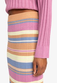 Strickrock mit horizontalen Streifen in Pink, Orange, Beige, Blau und Gelb. Strukturierter Stoff mit gerippten Details an Taille und Saum.