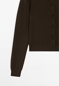 Cardigan lavorato a maglia marrone scuro con design cropped, dotato di maniche lunghe, polsini a coste e cinque piccoli bottoni neri sul davanti.