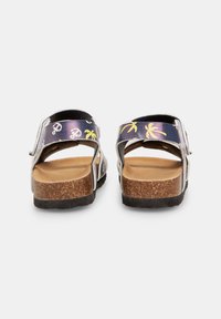 Rihmad sandaalid tumedast sinisest ja hõbedasest ülaosast, kus on palmipuude ja ankru mustrid, korgist siseosa ja kummist tallad.