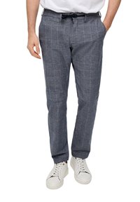 Grijze geruite broek met een trekkoord bij de taille en een taps toelopende pasvorm. Gecombineerd met witte sneakers. Eenvoudige, lichte stof met zichtbare strepen.