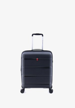 Maleta rígida negra con surcos horizontales, asa telescópica de aluminio, cuatro ruedas y un detalle de logo rojo en la parte frontal.