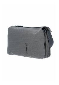 Strukturierte schwarz-weiße gemusterte Tasche mit Reißverschluss, ausgestattet mit einem Schulterriemen und plissierten Seiten für ein erweiterbares Design.