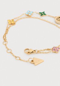 Χρυσό βραχιόλι αλυσίδα με πολύχρωμους πολύτιμους λίθους σε σχήματα λουλουδιών (μπλε, κίτρινο, πράσινο, ροζ) με κούμπωμα αστακού και τριγωνική γοητεία.