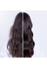 Cheveux présentés en deux sections : côté gauche avec une texture frisée et ondulée, côté droit lisse, brillant et légèrement ondulé, tous deux de couleur châtain foncé.