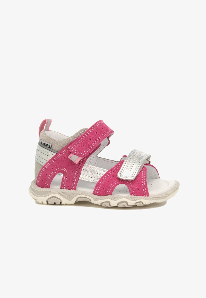 Růžové semišové sandály s metalickými stříbrnými akcenty, nastavitelnými popruhy a texturovanou bílou podrážkou. Obsahují větrací otvory pro prodyšnost.