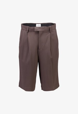 Pantaloncini marroni plissettati realizzati in tessuto leggero, caratterizzati da un design classico e una vita con passanti per cintura. Nessuna tasca visibile.