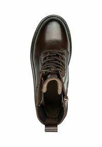 Barna bőrből készült bokacsizma, texturált szövetbéléssel, kerek orral, párnázott gallérral és fém szemvigyázókkal; elöl fűzős, hátul pedig egy hurokkal rendelkezik.