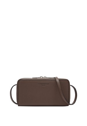 Braune Leder-Crossbody-Tasche mit glatter Oberfläche, rechteckiger Form, Reißverschluss und verstellbarem Tragegurt. Logo auf der Vorderseite geprägt.