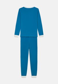Blaues Set mit langärmligem Oberteil und Hose, aus weichem Stoff. Weiße Akzente am Kragen und an den Manschetten. Einfaches, einfarbiges Design.