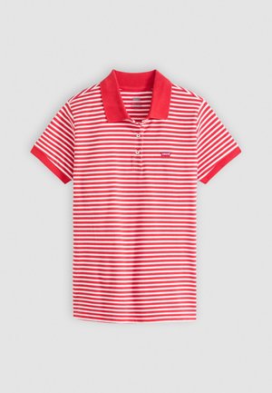 Rød- og hvidstribet polo skjorte med en ensfarvet rød krave, som har tre knapper og et lille broderet logo på venstre side.