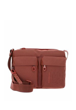 Sac bandoulière rectangulaire marron foncé avec deux poches zippées à l'avant et une bandoulière réglable avec des détails textuels.