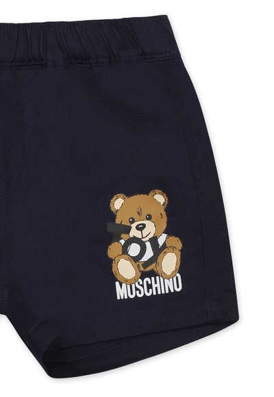 Pantaloni corti navy in cotone con una consistenza morbida, caratterizzati da una stampa di un orso e dalla parola "MUSCHINO" in bianco. Vita elastica.