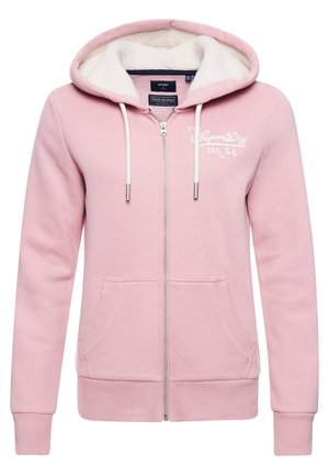 Jasnoróżowa bluza z kapturem na zamek, z białą podszewką z polaru, białymi sznurkami, przednimi kieszeniami i białym logo „SuperDry No. 54” na piersi.