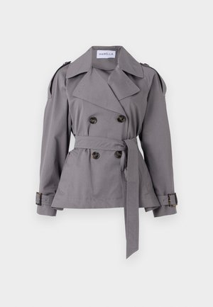 Manteau de trench gris à double boutonnage avec une taille ceinturée, grand col et épaulettes. Comprend des boutons décoratifs et une texture lisse.