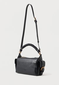 Μαύρη δερμάτινη τσάντα χειρός με ορθογώνιο σχήμα, που διαθέτει πλεχτό χερούλι, ρυθμιζόμενο λουρί, λεπτομέρεια καπάκι μπροστά και χρυσά μεταλλικά στοιχεία.