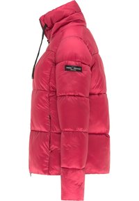 Röd puffjacka med hög krage, med quiltade sektioner, en svart logotyp på ärmen och en dragkedjeförslutning längst ner.
