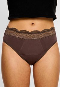Culotte en coton marron avec une ceinture en dentelle festonnée et une construction sans coutures ; texture lisse et taille mi-haute.