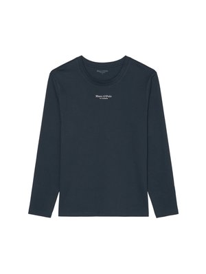 Granatowa koszulka z długim rękawem, wykonana z miękkiej bawełny. Posiada okrągły dekolt oraz białe logo tekstowe umieszczone na środku klatki piersiowej. Gładka, jednolita tekstura.