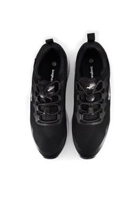 Svarta träningsskor med ovandel i nätmaterial, rundad tå, snörningssystem med stängning och dämpad sula. Storlek 39 angiven på innersulan.