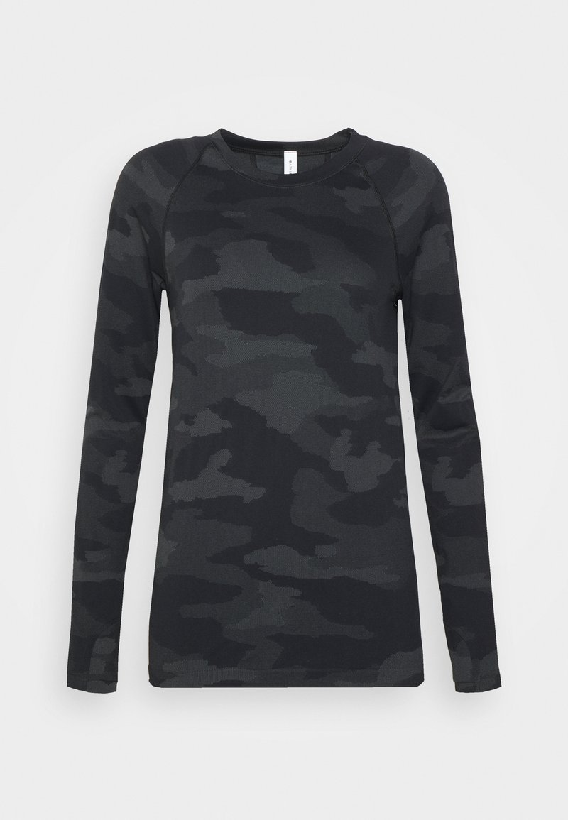 Camisa camuflada preta de manga longa com textura canelada, decote redondo e mangas raglan. Tecido leve com padrões variados em cinza escuro.