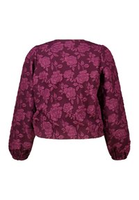 Bordeaux rode cropped jas met getextureerd bloemenpatroon, lange mouwen en elastische tailleband. De stof heeft een subtiele glans.