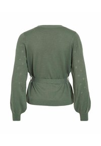 Cárdigan verde de punto con mangas largas y abullonadas, y cintura con cinturón. Presenta detalles de calados en las mangas y un escote redondo.