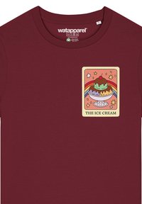 Burgunderfarbene Baumwoll-T-Shirt mit Rundhalsausschnitt, das eine quadratische Grafik eines Desserts mit einer Kirsche und buntem Eis zeigt, Text "DAS EIS".