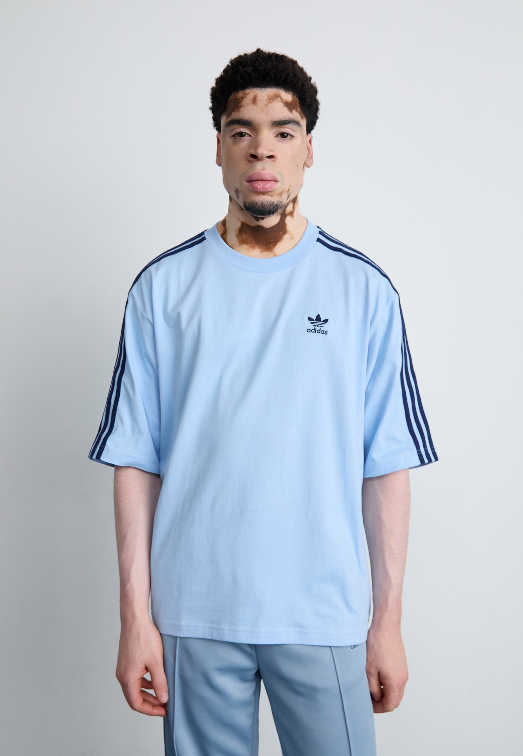 adidas Originals OVERSIZE TEE - Print T-shirt - clear sky
