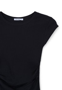 T-shirt noir à côtes avec un col rond et des manches courtes, présentant des détails froncés sur un côté pour une texture ajoutée.
