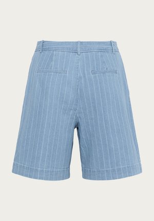 Pantaloni corti a righe blu chiaro con taglio dritto, dotati di due tasche posteriori e orlo arrotolato. Realizzati in un tessuto morbido e testurizzato.