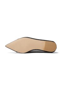 Scarpa con tacco alto in rete nera e punta affusolata. Suola beige liscia con accenti testurizzati vicino al tallone. Design elegante e slanciato.