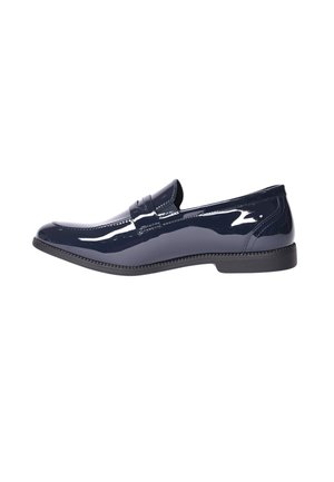 Mocassini in pelle lucida blu navy con finitura liscia, punta arrotondata e suola piatta in gomma. Presentano un dettaglio cucito e un design slip-on.