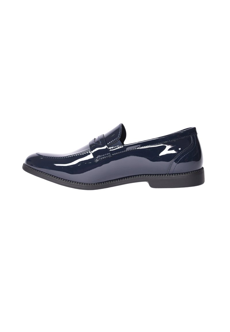 Mocassini in pelle lucida blu navy con finitura liscia, punta arrotondata e suola piatta in gomma. Presentano un dettaglio cucito e un design slip-on.