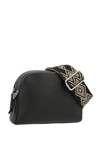 Melnas ādas somiņa ar teksturētu virsmu, ar rāvējslēdzēju, un ar rakstainu melnu un krēmveida regulējamu siksnu.