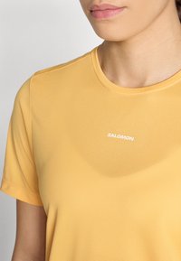 Salomon SHKOUT CORE TEE - Sports T-shirt - warm apricot