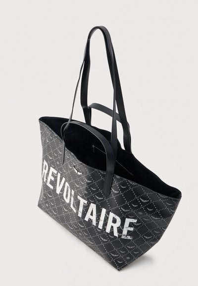 Μαύρη τσάντα ώμου με μακριές και κοντές λαβές, λευκή επιγραφή "REVOILTAIRE" και επαναλαμβανόμενο μοτίβο με μικρά λευκά λογότυπα στο εξωτερικό μέρος.