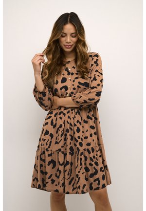 Robe à imprimé léopard marron avec des manches longues, détail de boutons et jupe à volants ; fabriquée en tissu texturé.