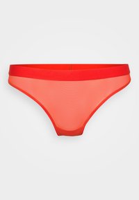 Rdeča mrežasta bikini s kontrastnim enobarvnim rdečim elastičnim pasom. Ima klasičen kroj z gladkimi robovi in polprosojno teksturo.