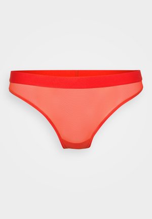 Bikini en maille rouge avec une ceinture élastique rouge uni contrastante. Présente une coupe classique avec des bords lisses et une texture semi-transparente.