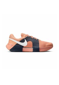 Scarpe Nike con tomaia in rete pesca, dettagli in blu scuro, swoosh bianco e suola in gomma testurizzata con scanalature.